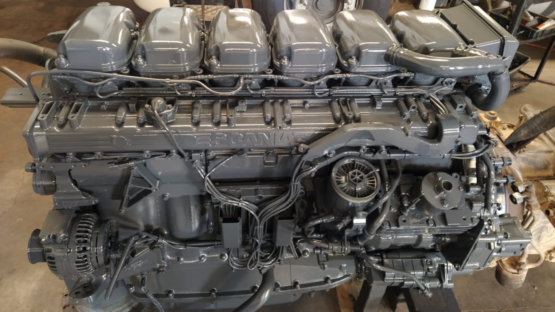 Motor Scania em manutenção